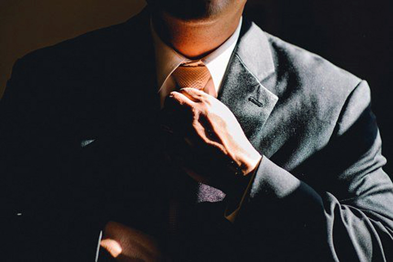 ネクタイを締めているスーツ姿の男性(business image)